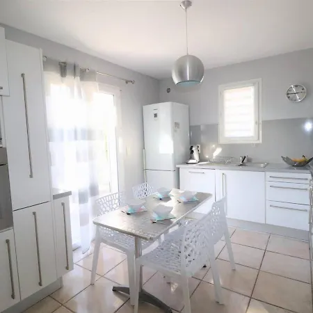 Villa 3 étoiles Avec Piscine Privée, 500m De La Plage, 4 Pour 6-8 Pers. Au Grau-du-roi - Fr-1-307-157 *